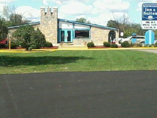 Westwoods Inn & Suites Woodhaven Exterior photo