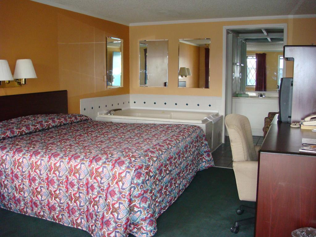 Westwoods Inn & Suites Woodhaven Exterior photo
