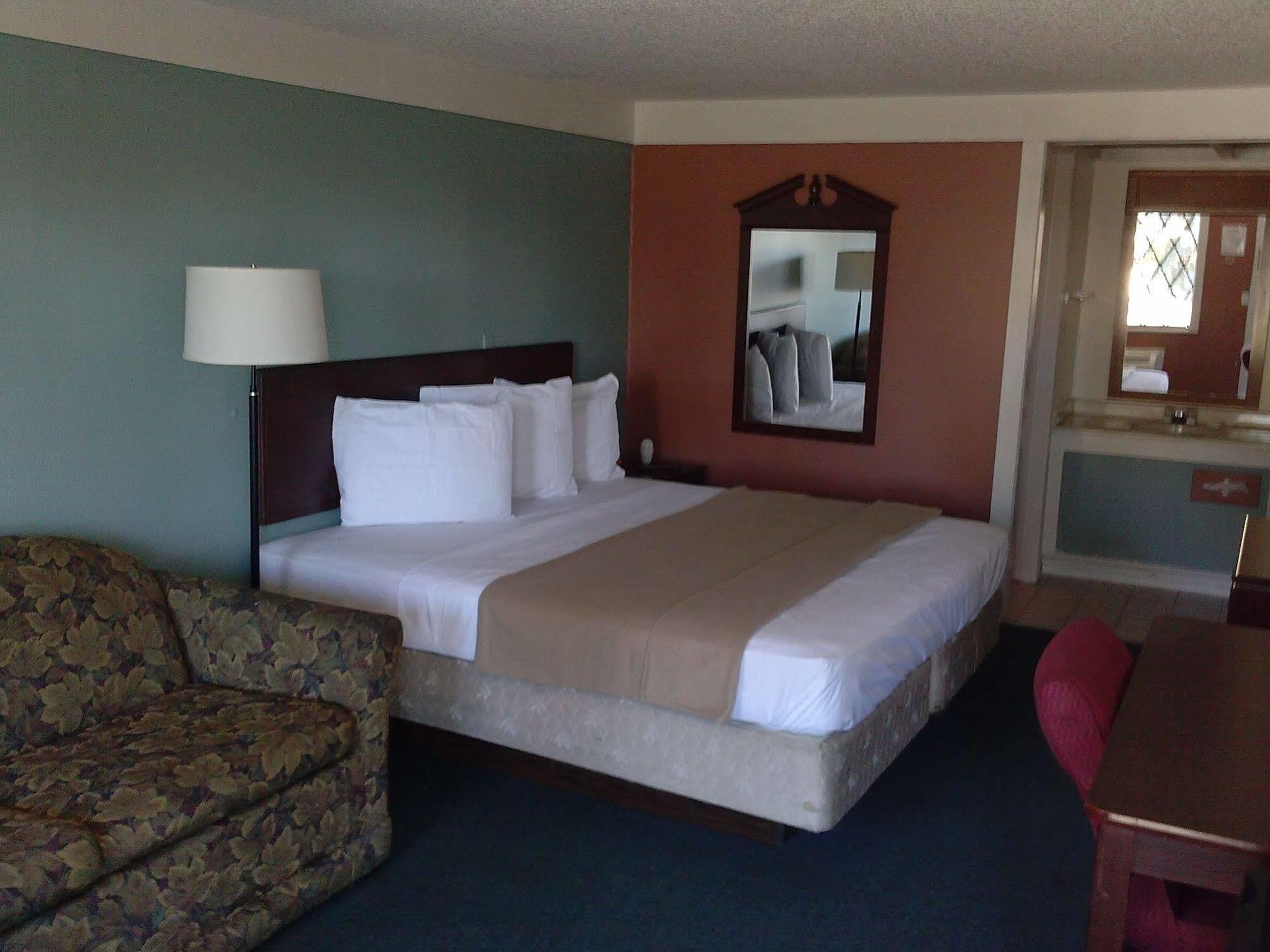 Westwoods Inn & Suites Woodhaven Exterior photo
