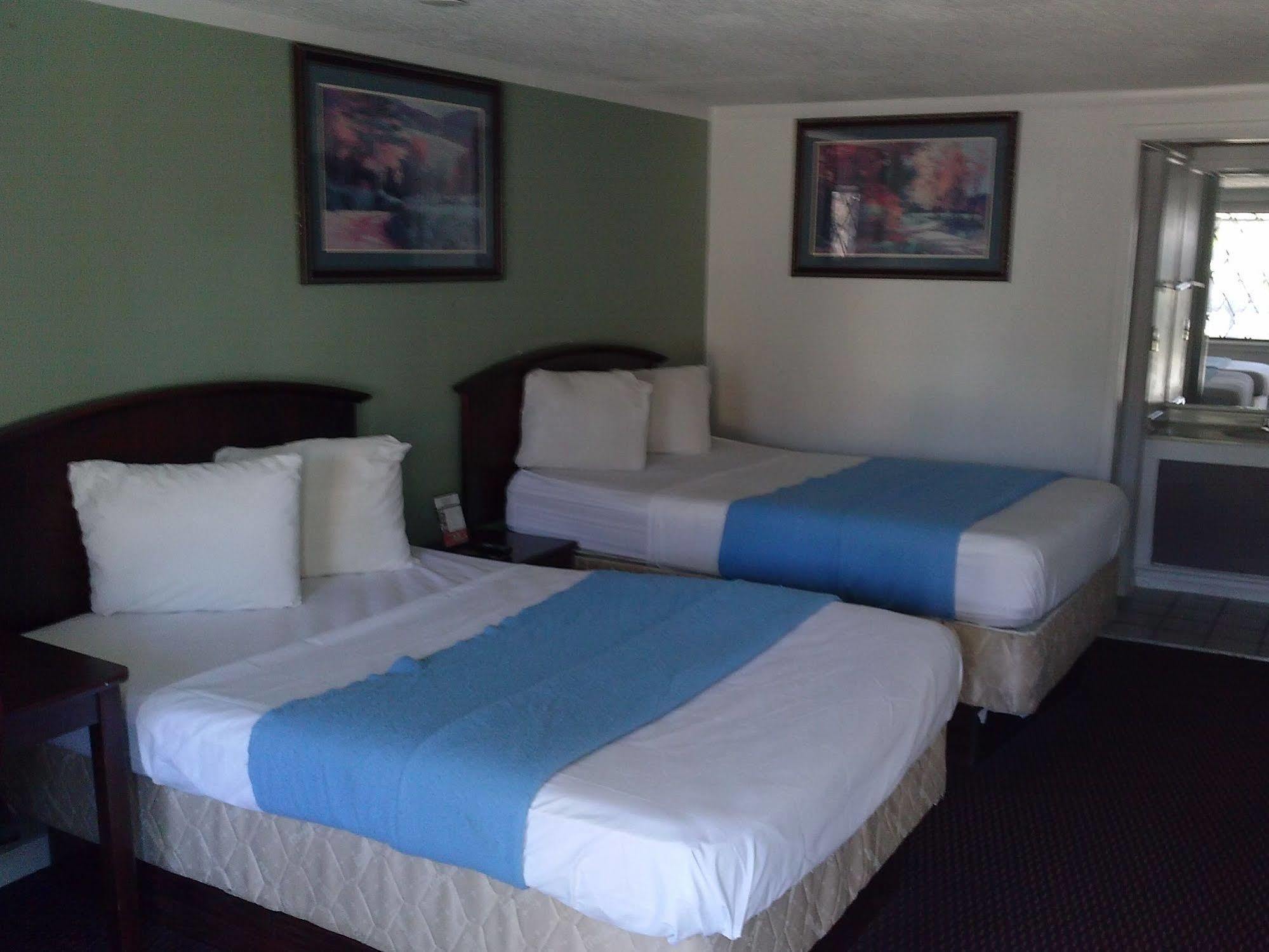 Westwoods Inn & Suites Woodhaven Exterior photo